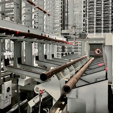 Insgesamt sieben Ausgabestationen vereinzeln die stählernen Stangen bei SEW-Eurodrive und übergeben diese an die Zufuhr-Rollenbahn der Sägen. Im Zentrum des Geschehens agiert ein Wabenlagersystem von Kasto mit 5.140 Plätzen für die Halbzeuge. Es kann drei Tonnen tragen. (Bild: Kasto)