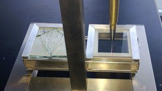 Auf der Hannover Messe hat Ceram Tec die hohe Härte und Festigkeit von Perlucor demonstriert: das Glas auf der linken Seite ging beim Kerbschlagversuch kaputt, Perlucor auf der rechten Seite blieb unversehrt. (Bild: D.Quitter/konstruktionspraxis)