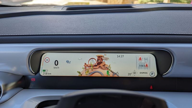 Hinzu kommt eine schmale, digitale 9,2-Zoll-Instrumententafel hinterm Lenkrad. Dort wird auch der Fahrmodus angezeigt – auf spielerische Weise. Im Sportmodus sieht der Fahrer eine Art Freizeitpark mit Achterbahn. (Bild: Simon – VCG)