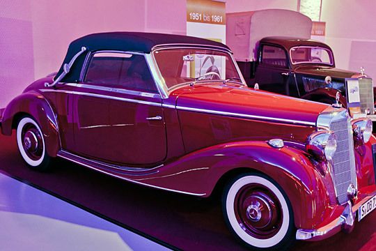 Der ab 1949 gebaute Mercedes-Benz 170 S mit 52 PS war die Weiterentwicklung des nach dem Krieg nahezu unverändert neu aufgelegten Mercedes-Benz 170 V aus Vorkriegstagen. Mit einem Preis von 15.800 D-Mark blieb das luxuriöse Cabriolet für Normalverbraucher ein unerfüllter Traum. (Archiv: Vogel Business Media)