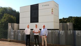 Felix Herbort (links) und Heinz Herbort (rechts), Geschäftsführer von Kerschgens Werkstoffe & Mehr, haben gemeinsam mit Roman Alberti (Mitte), Geschäftsführer von Voltfang, mit dem Aufbau einer integrierten Energieinfrastruktur die Stromkosten dauerhaft gesenkt. (Bild: Kerschgens Werkstoffe & Mehr GmbH.)