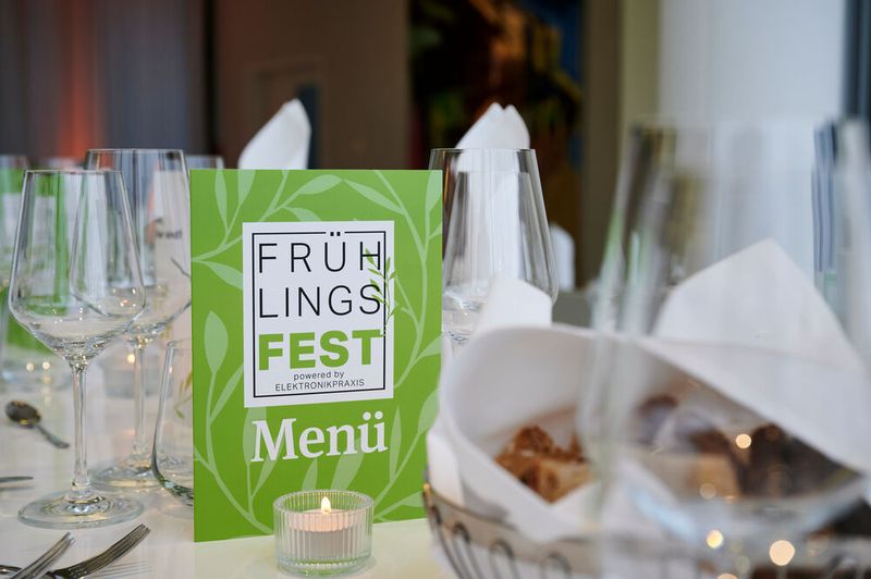 Impressionen vom ELEKTRONIKPRAXIS Frühlingsfest 2023 im Ketterer Kunst mit der Verabschiedung von Johann Wiesböck.  (Bild: © EYE AM CHRIS)