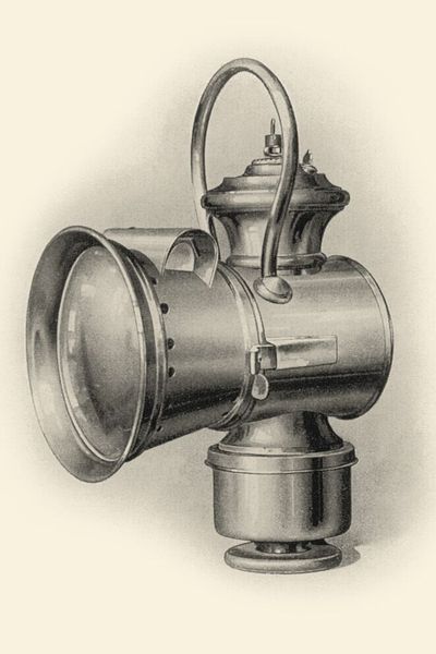 Eine Acetylengas-Seitenlaterne: Sie arbeitet mit sogenanntem Karbid, bei dem Ethin (Trivialname: Acetylen) als Brennstoff in chemisch gebundener Form – in der Regel als Calciumcarbid – bereitgestellt und erst kurz vor seinem Gebrauch freigesetzt wird. (Bild: Hella)