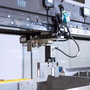 Bei einem Multi-Carrier-System der Rotzinger Pharma Pack bestand die Herausforderung darin, die 32 eingesetzen Greifer auf frei beweglichen Trägern zu installieren, ohne den reibungslosen Ablauf der Anlage durch zusätzliche Kabel zu behindern.(Bild:  Rotzinger Pharmapack GmbH)