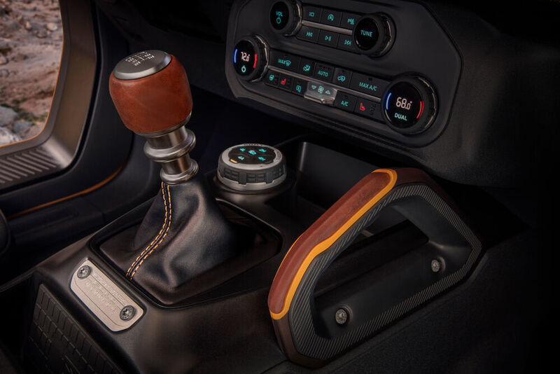 Auch der Schalthebel für das 7-Gang-Schaltgetriebe sowie die Haltegriffe sind auf Wunsch mit Leder bezogen. (Auto-Medienportal.Net/Ford)