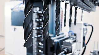 3-Spindel-Bohranlage mit ausreichender Werkzeugkapazität für jede Art von Profilen. (Bild: Mitsubishi Electric Europe)