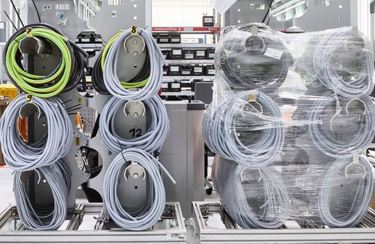 Passend abgelängte und mit Steckverbindern vorkonfektionierte Kabel und Leitungen stellt der Kabelhersteller Helukabel an Montagearbeitsplätzen beim Anlagenbauer bereit.(Bild:  Helukabel)