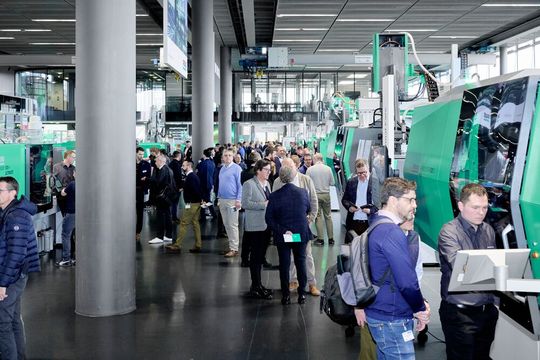 Arburg hat die Technologie-Tage 2024 mit gutem Verlauf abgeschlossen, heißt es. Hier ein Blick in die Präsentationshalle. Über 40 Exponate in Sachen moderner Kunststoffverarbeitung konnten live erlebt werden. Hier kommt ein kleiner Überblick über die beliebtesten davon ...(Bild:  Arburg)