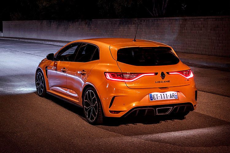 Die Seitenansicht prägen verbreiterte Seitenschweller und Luftauslassöffnungen hinter den vorderen Radhäusern sowie der neu gestaltete Dachspoiler.   (Renault)