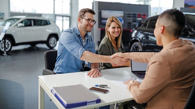 Egal, ob in Verkauf oder Service: Kunden schätzen eine freundliche Kommunikation mit zuverlässigen Aussagen.(Bild: ©  Nebojsa - adobe.stock.com)