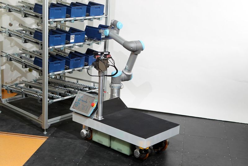 Der rob@work 3, entwickelt vom Fraunhofer-Institut für Produktionstechnik und Automatisierung IPA, integriert Komponenten für alle Teilbereiche der Servicerobotik in eine Plattform. So ermöglichen es 3D­Kamera, Stereokamerasysteme sowie zwei Laserscanner dem Roboter, seine Umgebung wahrzunehmen. Hier im Bild die Variante mit einem Leichtbauroboter von Universal Robots. (Fraunhofer-IPA)