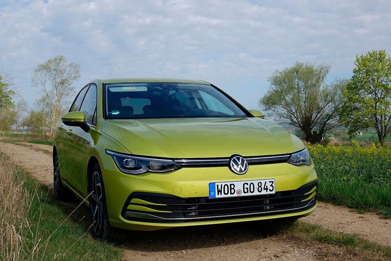 Eine schmale Chromspange über die gesamte Fahrzeugbreite akzentuiert die Front des Golf VIII. (Bild: Rosenow/»kfz-betrieb«)