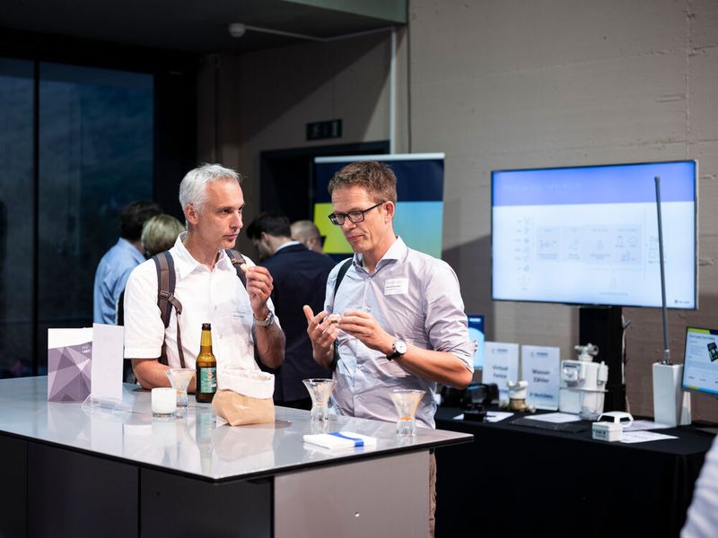 Die Swiss Industry 4.0 Conference bot zahlreiche Möglichkeiten zum Networking und an den Roundtables während der Pause konnte man das Gespräch mit den Experten suchen. (Eduard Meltzer Photography)