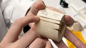 Chirurgische Laser konnten Knochen bisher nur sehr oberflächlich schneiden. Mit einer anderen Energieverteilung im Laserstrahl erreichen Forscher deutlich tiefere Schnitte als zuvor, hier am Beispiel von Rinderknochen.  (Bild: Universität Basel, Catherine Weyer)