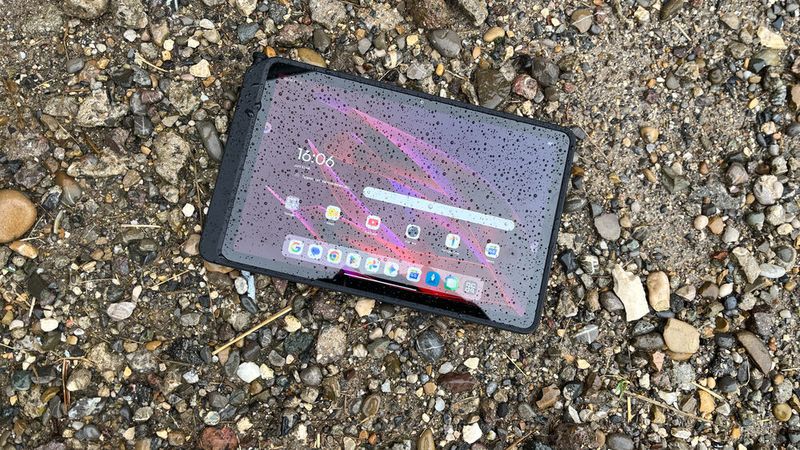 Das Lenovo Thinktab X11 Gen 1 hält auch einen Regenschauer aus. Mit der optionalen Schutzhülle Smart Case und dem hier eingeschobenen Stift bringt das robuste Android-Tablet 838 Gramm auf die Waage.(Bild:  Vogel IT-Medien)
