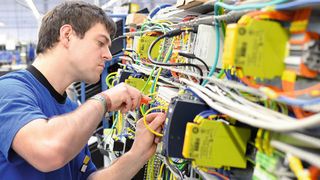 Wer neben Material auch eine ganze Menge Zeit bei der Montage und in der Dokumentation sparen will, ist gut beraten, sich die Vorteile von AS-Interface genauer anzusehen.  (© industrieblick/Fotolia.com)