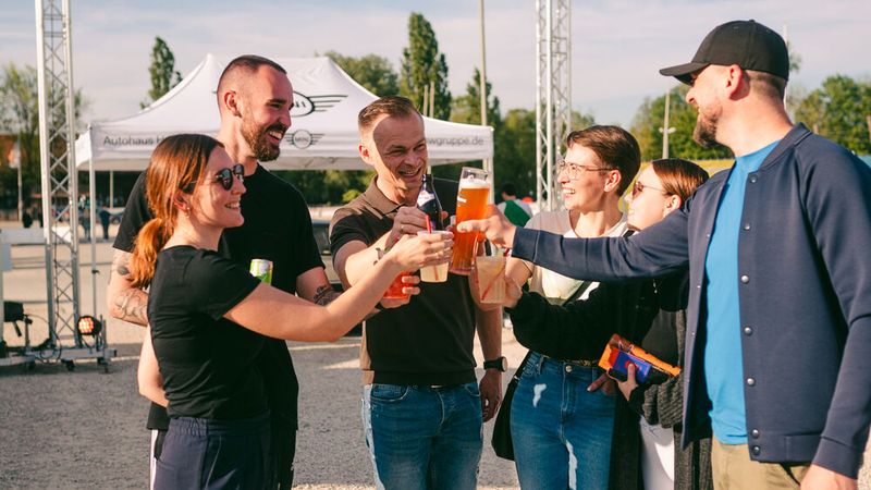 Ein Prost auf die gelungene Veranstaltung: Bei den Movie Nights kamen 41 Leads zustande. (Bild: Autohaus Hofmann)