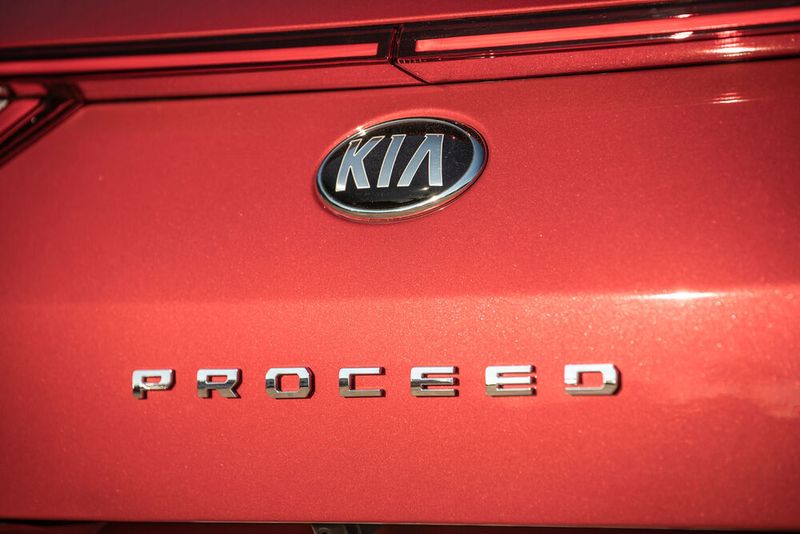 Der große Schriftzug am Heck soll deutlich machen: Hier wird geklotzt, nicht gekleckert. (Kia)