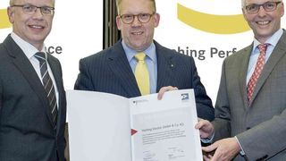 Freuten sich über die Auszeichnung: Dr. Michael Pütz, Vorstand Personal, Werksanlagen und Recht (links); Edgar Düning, Geschäftsführer Harting Electric (Mitte); und Torsten Wächter vom Beratungsunternehmen Custos Consulting. (Bild: Harting)