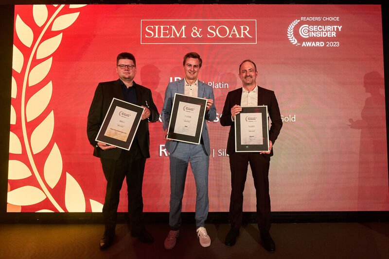 In der Kategorie „SIEM & SOAR“ freuen sich (von links) Sven Dehnert für OpenText Cybersecurity (Gold), Matthias Sauer für IBM (Platin) und Fabian Guter für Rapid7 (Silber) über die Security-Insider Readers' Choice Awards 2023. (Bild: krassevideos.de / VIT)