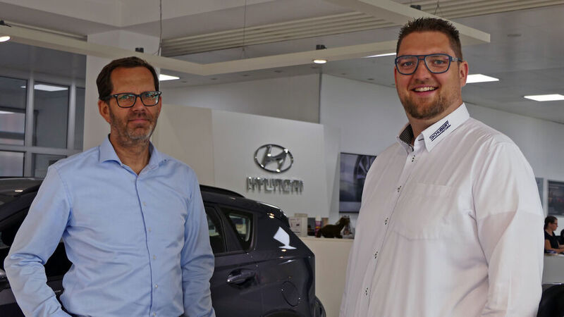 Geschäftsführer Peter Dräger und Filialleiter Olaf Röhl freuen sich über den neuen Magdeburger Standort von Schubert Motors.