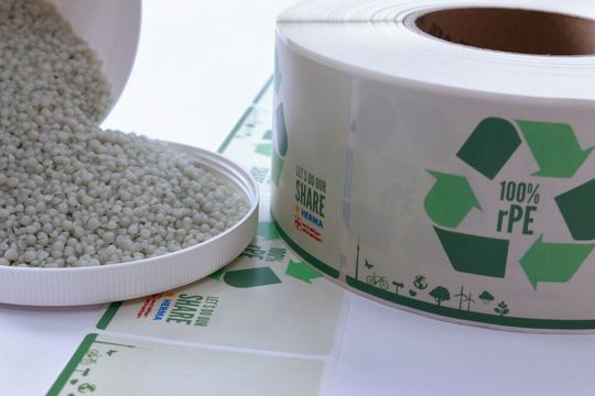 Herma hat für ein neues Etikettenmaterial alle drei Hauptkomponenten – Etikettenmaterial, Haftkleber und Unterlagenpapier – unter Aspekten der Nachhaltigkeit ausgewählt.(Bild:  Herma)