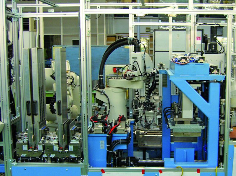 Bild 3: In der automatisierten Servomotorenfertigung arbeiten bis zu drei Roboter eng aufeinander abgestimmt, die Kommunikation erfolgt über den gemeinsamen Rückwandbus der Steuerungsplattform.Bild: Mitsubishi Electric (Archiv: Vogel Business Media)