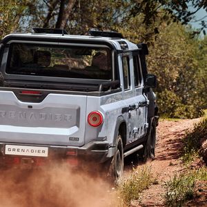 Die Ladeklappe trägt im geöffneten Zustand 225 Kilogramm.(Bild:  Ineos)