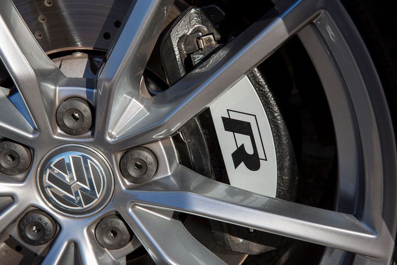 ... und eine leistungsfähigere Bremsanlage mit gelochten Stift-Scheiben. Dabei ist die eigentliche Scheibe mittels Stiften mit dem Aluminiumkörper der Bremsscheibe verbunden. (Bild: Volkswagen)