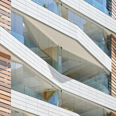 Balkonverglasungen schaffen zusätzliche, ganzjährig nutzbare Fläche. Auswirkungen auf die Bausubstanz sind projektabhängig.
 (Bild: Lumon Deutschland GmbH)