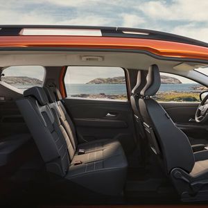 Bis zu sieben Sitze bietet der Jogger. Hinter den zwei Sitzen der ersten Reihe und der Dreierbank in der Mitte können zwei weitere einzelne Klappsitze bestellt werden. (Bild: Dacia)