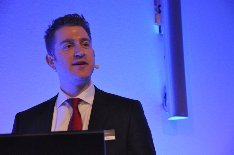 Produktentwickler Felix Braun beschrieb in seinem Vortrag die Funktionalität des Autos und verwies auf das neue Ladekonzept inklusive der elektrischen Heckklappe. (Foto: Richter)