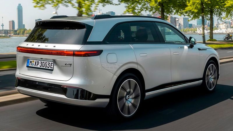 Als Chinese ist der Xpeng 9 zunächst nicht zu erkennen. Lediglich das Markenemblem auf der Fronthaube oder der Schriftzug am Heck lassen erkennen, welcher chinesische Hersteller hier verantwortlich ist. (Bild: Xpeng)