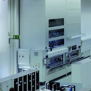 Bild 2: Das drahtlos kommunizierende Paternostersystem mit 22 Wärmefächern dient der gleichzeitigen Temperaturdauerprüfung von bis zu 352 HMI-Panels.