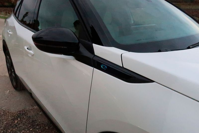 Der E-2008 unterscheidet sich optisch durch Details von den Varianten mit Verbrenner. (Simon/»kfz-betrieb«)