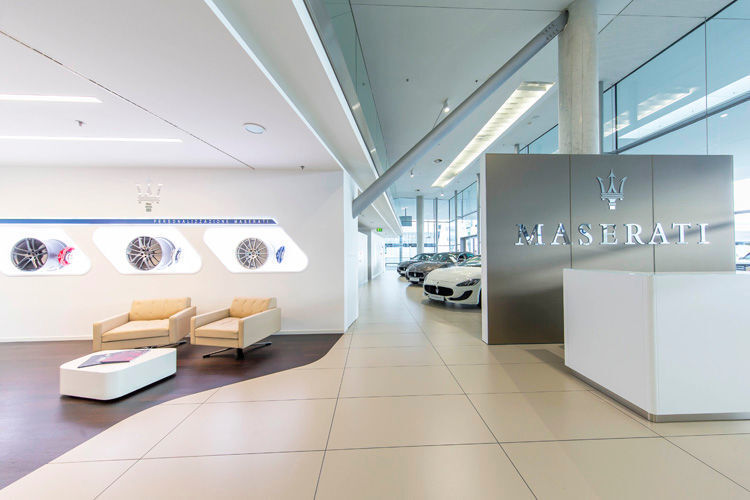 Der elegante Showroom ist nach den neuesten CI-Vorgaben der italienischen Sportwagenmarke gestaltet. (Foto: Maserati)