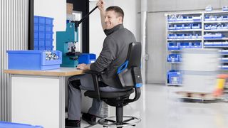 Arbeitsprozesse in der Produktion zeichnen sich häufig durch intensive, kraftvolle Bewegungen aus, die nicht zuletzt das Material des Stuhls beanspruchen – damit muss der Stuhl umgehen können. (Interstuhl Büromöbel)