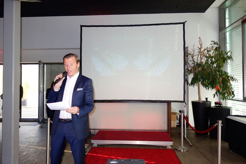 Olaf Sepold, Deputy Managing Director OKI, ruft die erste Kategorie auf. (Bild: IT-BUSINESS)