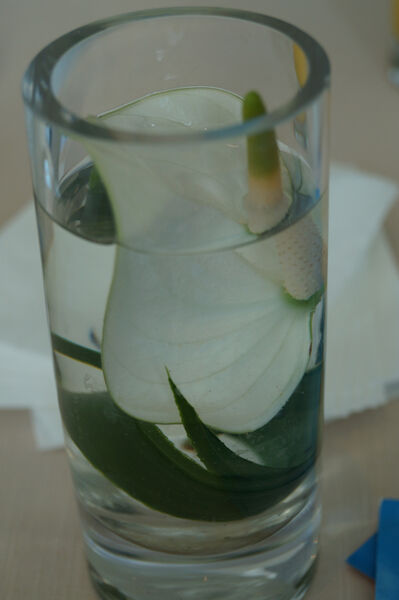 ...as well as pretty flowers in a glass. (Bild: PROCESS Worldwide)