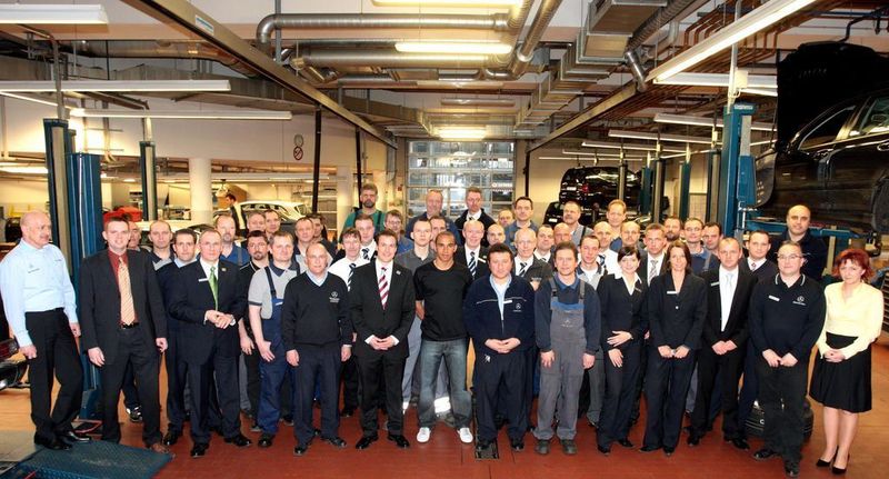 Das stolze Serviceteam am Arbeitsplatz. (Archiv: Vogel Business Media)