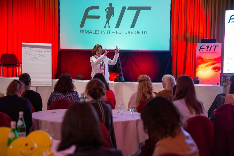 Wie man aus Krisen eine Win-Win-Situation für Mitarbeiter und Unternehmen schafft, erklärt Katja Meyer von Hornet Security. (Bild: www.hamann.photo)