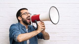 Überzeugen mit Nachdruck: Dürfen Mitarbeiter demonstrativ versuchen auf die Meinung ihrer Kollegen einzuwirken? (Bild: © luismolinero - stock.adobe.com)