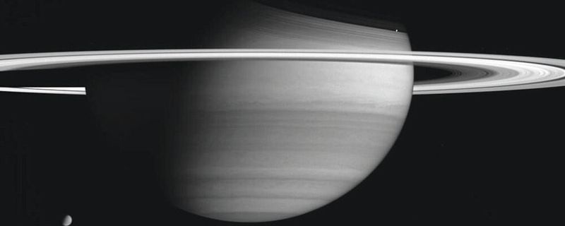 Der Saturn hat über 80 Monde, von manche mutmaßlich Eiswolken oder gar Ozeane aufweisen.(Bild:  NASA, JPL | Space Science Institute)