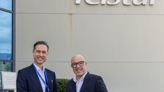 Torsten Türling, CEO der Syntegon-Gruppe (li.) und Jordi Puig, Managing Director von Telstar, feiern einen wichtigen strategischen Meilenstein: Syntegon und Telstar haben offiziell ihre Kräfte gebündelt, um Anwendern lückenlose Lösungen und Services aus einer Hand zu bieten.  (Bild: Elena Alvarez)