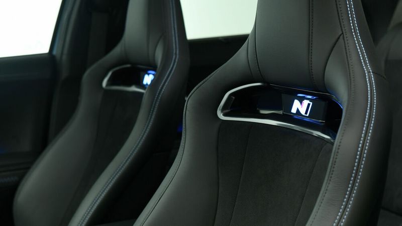 Die Schalensitze des Strom-Sportwagens bieten einen sehr guten Seitenhalt. (Bild: Hyundai)