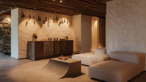 Microtopping im Einsatz: ein dünnschichtiges, zementgebundenes System, das sich auf Böden, Wänden, Treppen oder Möbeln einsetzen lässt. (Bild: Ideal Work)