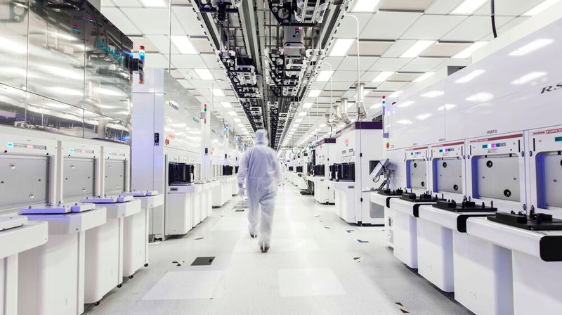 Global Foundries und die Deutsche Telekom kooperieren, um neben der physischen Produktion auch die Datenverarbeitung bei der Halbleiterherstellung in Europa sicherzustellen. Im Bild ein Blick ins Innere der Dresdner Fabrik von Global Foundries.(Bild:  Global Foundries)