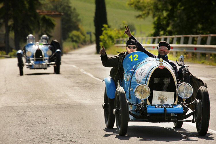 Besitzer einer Bugatti-Rennikone nehmen gern an historischen Straßenrennen teil, wie hier bei der Mille Miglia. (Foto: Bugatti)