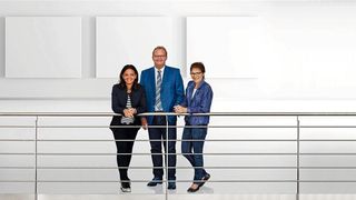 Mit der Übernahme der AMK Arnold Müller GmbH & Co. KG haben die Arburg-Gesellschafter Juliane Hehl, Michael Hehl und Renate Keinath (v. l.) in die Zukunft der elektrischen Spritzgießmaschinen investiert. (© ARBURG / Adobe Stock)