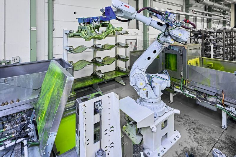 Für die Rissprüfung müssen die Teile mit einem Kontrastmittel besprüht und anschließend wieder gereinigt werden. (Bild: Oliver Hallwirth / raumpixel)